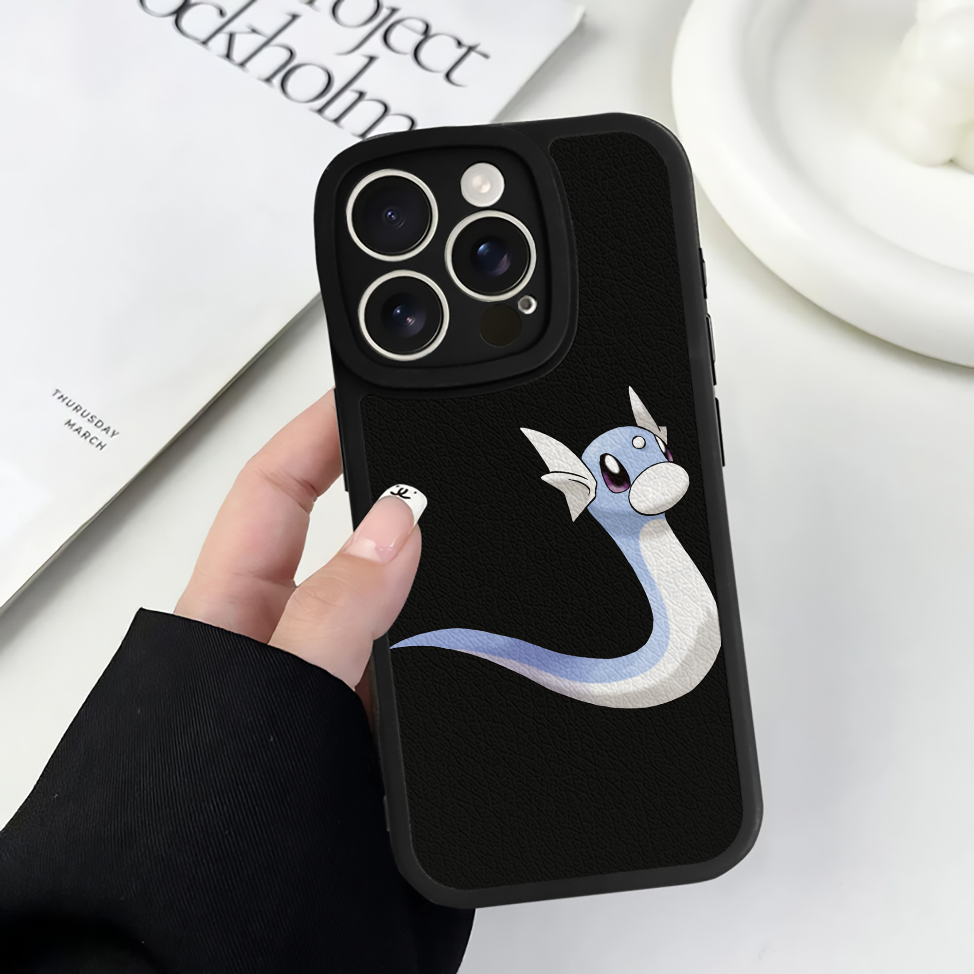 （画像用） ポケットモンスター Pokémon 【iPhone 16シリーズ対応】シリコンスマホケース（レザー調） 材質：シリコン